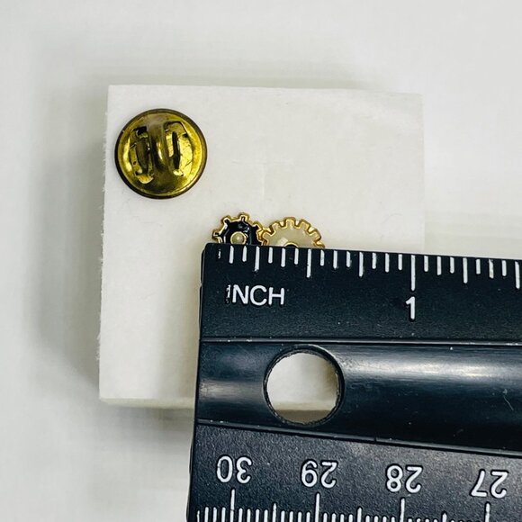 Cub Scouts America Button Lapel Pin Engineering Mechanics Gears Cogs Vintage - Picture 3 of 4